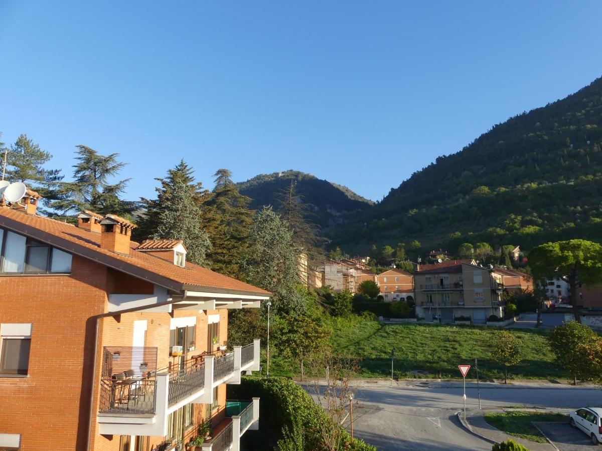 Amadeus Pinolo Appartement Gubbio Buitenkant foto