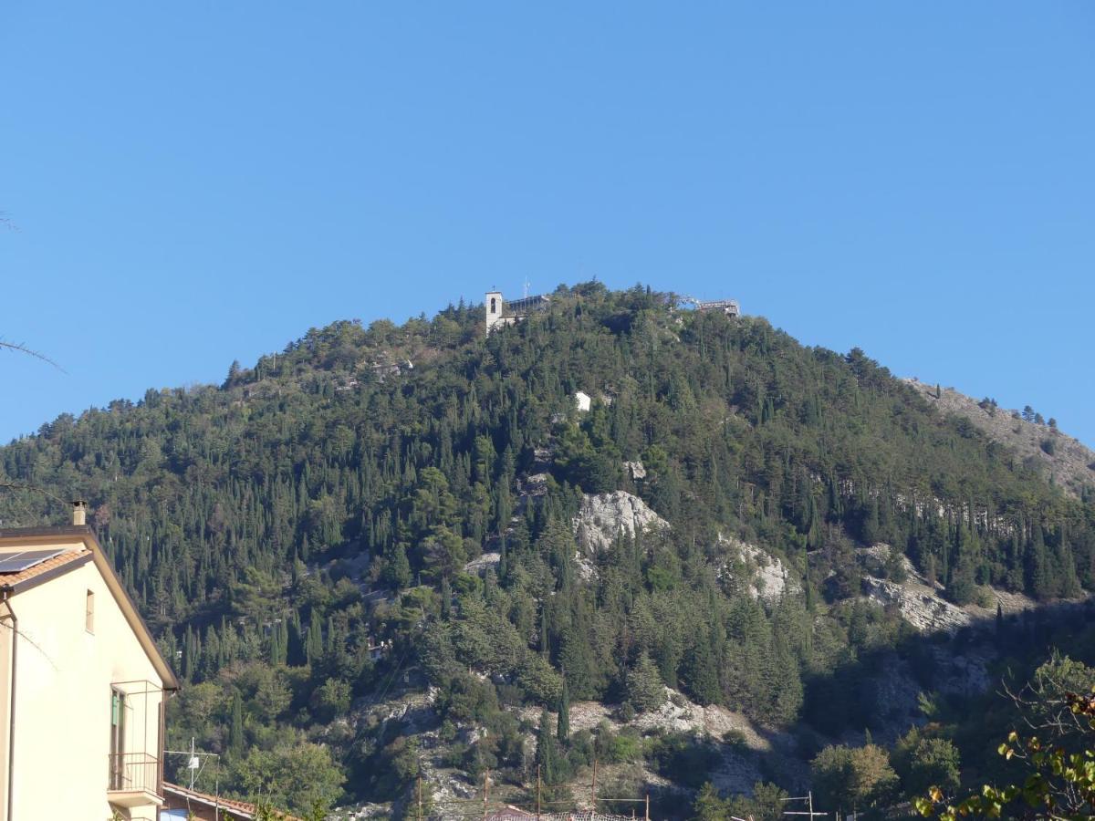 Amadeus Pinolo Appartement Gubbio Buitenkant foto